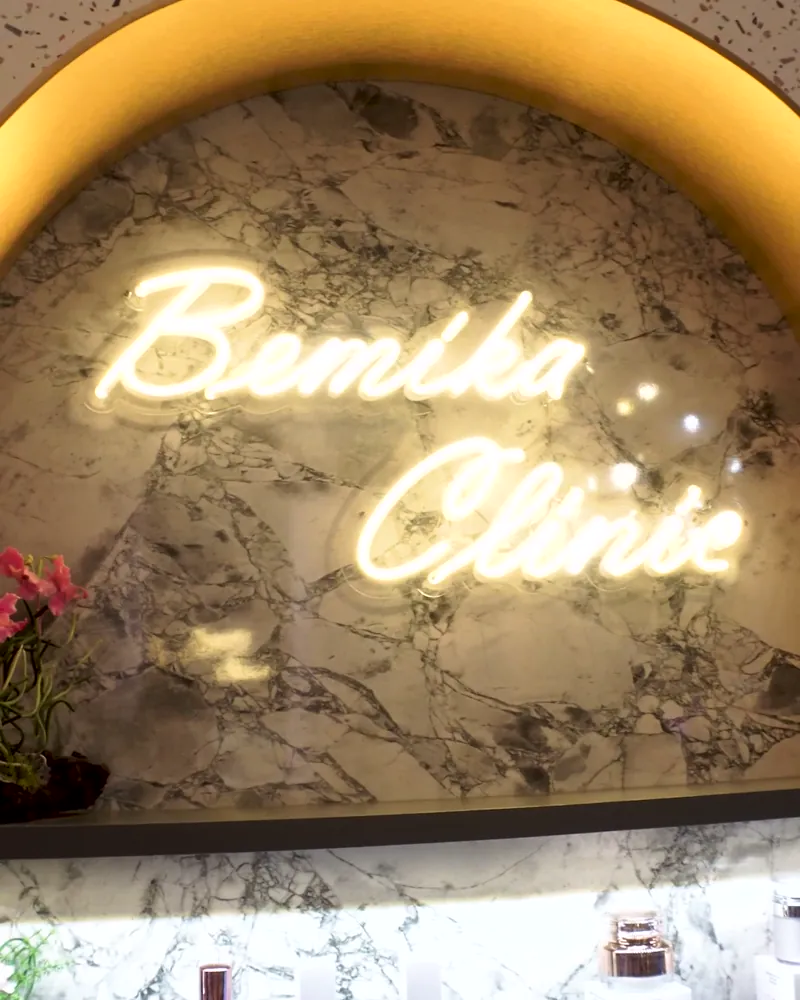 ซุ้มนีออน Bemika Clinic และผลิตภัณฑ์ดูแลผิว